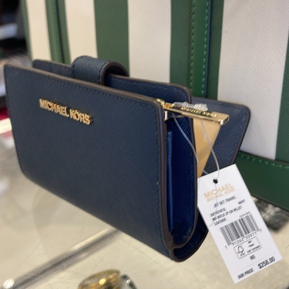 MICHAEL KORS
Medium Jet Set Travel Crossgrain Leather Bifold Zip Wallet
Navy
NWT - Picture 3 of 16